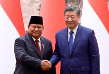 Kunjungan kenegaraan Presiden Prabowo Subianto ke China menghasilkan serangkaian kesepakatan penting dan menegaskan kembali komitmen Indonesia untuk mempererat kerja sama dengan Negeri Tirai Bambu. Selain mengundang Xi Jinping, Prabowo juga memuji capaian China dalam reformasi dan kemajuan nasional, serta menegaskan dukungan Indonesia pada kebijakan One-China Policy. Langkah ini dipandang sebagai babak baru dalam kemitraan strategis kedua negara di era global yang semakin dinamis.