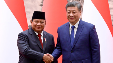 Kunjungan kenegaraan Presiden Prabowo Subianto ke China menghasilkan serangkaian kesepakatan penting dan menegaskan kembali komitmen Indonesia untuk mempererat kerja sama dengan Negeri Tirai Bambu. Selain mengundang Xi Jinping, Prabowo juga memuji capaian China dalam reformasi dan kemajuan nasional, serta menegaskan dukungan Indonesia pada kebijakan One-China Policy. Langkah ini dipandang sebagai babak baru dalam kemitraan strategis kedua negara di era global yang semakin dinamis.